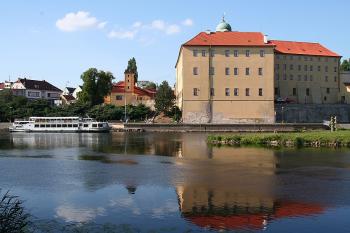 Zámek z levého labského břehu ( © Ivan Grisa 06/2009)
