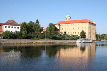 Zámek ze silničního mostu přes Labe ( © Ivan Grisa 06/2009)