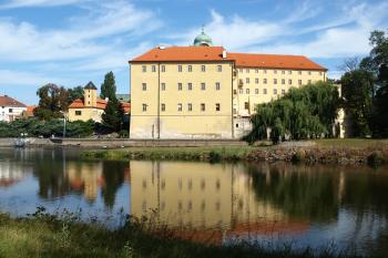 zámek, vlevo stará vodárenská věž  ( © Milan Caha 09/2009)