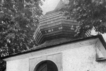 hřbitovní brána, před r. 1929 (© Bohumil Vavroušek: Kostel na dědině a v městečku, nakl. Kvasnička a Hampl, Praha 1929)
