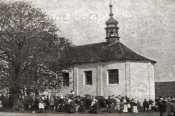 kaple od jihu na historické pohlednici z r. 1901 (© Aleš Novák: Neratovice a okolí na starých pohlednicích, Baron, Hostivice 2007)