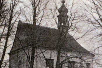kaple od severu na historické pohlednici z r. 1907 (© Aleš Novák: Neratovice a okolí na starých pohlednicích, Baron, Hostivice 2007)