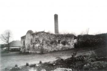 zbytky tvrze, r 1990 (© Kašička, Nechvátal: Hrady, hrádky a tvrze na Strakonicku, Blatensku a Vodňansku, 2014)