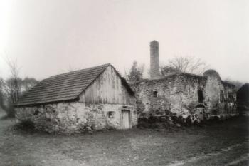soubor tvrze a ovčína, r. 2000 (© Kašička, Nechvátal: Hrady, hrádky a tvrze na Strakonicku, Blatensku a Vodňansku, 2014)