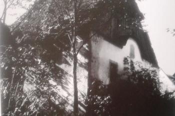 hlavní budova tvrze, r. 1956 (© Kašička, Nechvátal: Hrady, hrádky a tvrze na Strakonicku, Blatensku a Vodňansku, 2014)