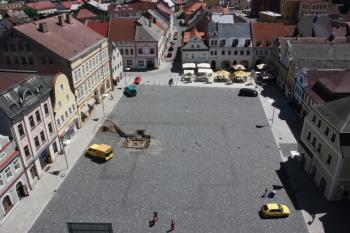 Plocha náměstí T. G. Masaryka s obrysem staré radnice v dlažbě ( © Ivan Grisa 07/2011)