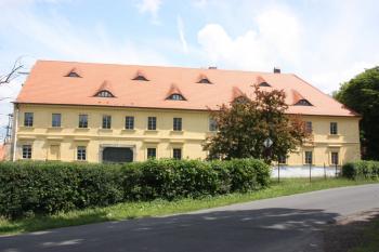 Správní budova hospodářského dvora od jihu ( © Ivan Grisa 07/2011)