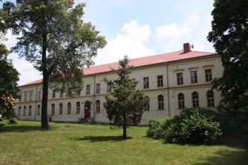 Dům č. p. 4003 (původně 3 ZO) od západu ( © Ivan Grisa 07/2011)