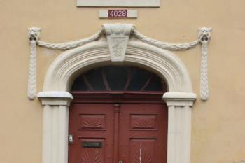 Portál domu č. p. 4028 (původně 28 ZO) v Zámecké ulici ( © Ivan Grisa 07/2011)