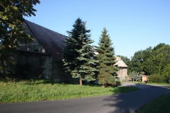 Bývalý poplužní dvůr od východu ( © Ivan Grisa 07/2011)