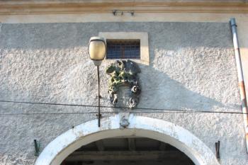 Portál poplužního dvora s gallasovským erbem ( © Ivan Grisa 07/2011)