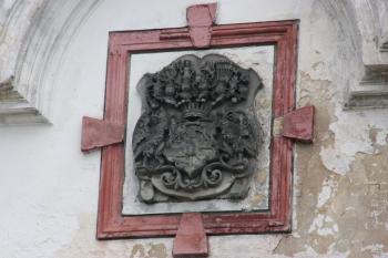 Gallasovský erb na západní stěně pivovaru ( © Ivan Grisa 07/2011)