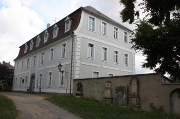 Bývalá stará katolická škola východně od kostela ( © Ivan Grisa 07/2011)
