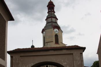 Průhled ke kostelu branou bývalého panského dovra ( © Ivan Grisa 07/2011)
