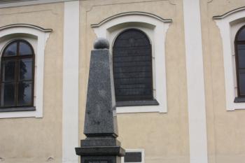 Pomník Emericha Berty, prvního padlého v prusko-rakouské válce roku 1866, jižně od kostela ( © Ivan Grisa 07/2011)