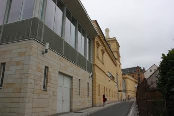 Zadní průčelí a novodobá přístavba od jihu ( © Ivan Grisa 07/2011)
