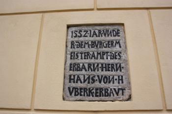 Nápisová deska z bývalých hradeb použitá v hlavní fasádě ( © Ivan Grisa 07/2011)