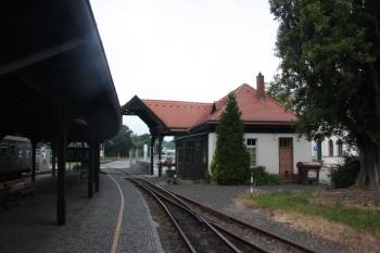 Výpravní budova a krytý peron úzkorozchodné dráhy v Žitavě ( © Ivan Grisa 07/2011)
