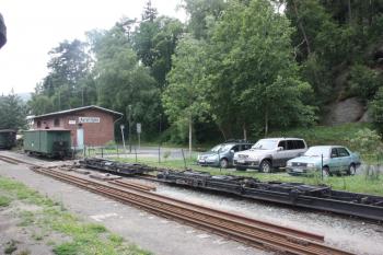 Odstavené podvalové vozy, na kterých se kdysi převážely normálně rozchodné nákladní vagony ( © Ivan Grisa 07/2011)