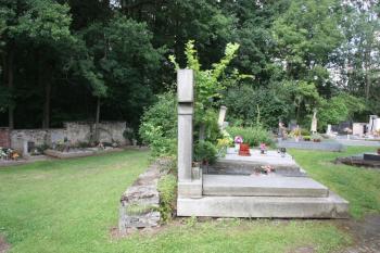 Zbytek původní ohradní zdi hřbitova severně od kostela ( © Ivan Grisa 07/2011)