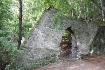 I. hradní brána od východu ( © Ivan Grisa 09/2011)