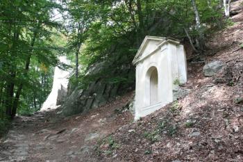 Kaple Křížové cesty, v pozadí II. brána ( © Ivan Grisa 09/2011)