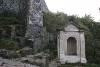 Kaple Křížové cesty a severozápadní nároží dolního hradu s pamětní deskou K. H. Máchovi ( © Ivan Grisa 09/2011)