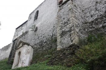 Severní manský palác z přístupové cesty ( © Ivan Grisa 09/2011)