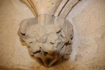 Hradní kaple: přípora sedile ve východní stěně závěru ( © Ivan Grisa 09/2011)