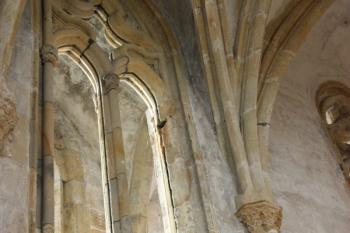 Hradní kaple: jižní okno lodi s průhledem do ochozu ( © Ivan Grisa 09/2011)