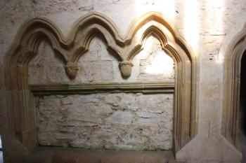 Hradní kaple: sedile mezi hlavním portálem a vstupem do sakristie ( © Ivan Grisa 09/2011)