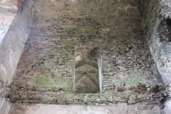 Královský palác: průhled někdejšími východními dveřmi velkého sálu ( © Ivan Grisa 09/2011)