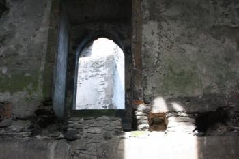 Královský palác: okna v severní stěně velkého sálu a někdejší místnosti pod ním ( © Ivan Grisa 09/2011)