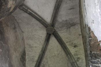 Královský palác: klenba západní místnosti s krbem ( © Ivan Grisa 09/2011)