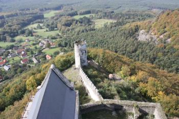 Velká věž: pohled k západu, v popředí nová střecha jižního manského paláce, v pozadí Čertova věž ( © Ivan Grisa 09/2011)