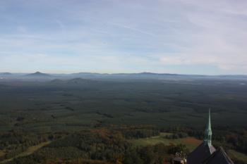 Velká věž: pohled k východu na Ralsko (vlevo) a Ještěd ( © Ivan Grisa 09/2011)