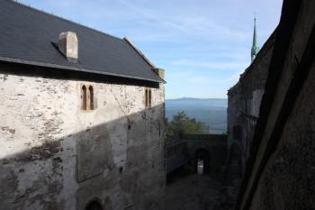 Nádvoří horního hradu, vlevo purkrabství ( © Ivan Grisa 09/2011)