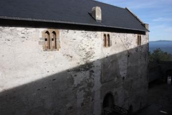 Purkrabství: jižní průčelí z podesty před vstupem do velké věže ( © Ivan Grisa 09/2011)