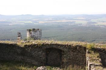 Pohled z nádvoří dolního hradu k zazděné bráně zkratky k přístupové cestě, v pozadí vrchol Čertovy věže ( © Ivan Grisa 09/2011)