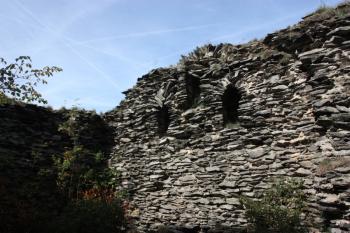 Severní manský palác: západní místnost s okénky dokládajícími existenci srubu ( © Ivan Grisa 09/2011)