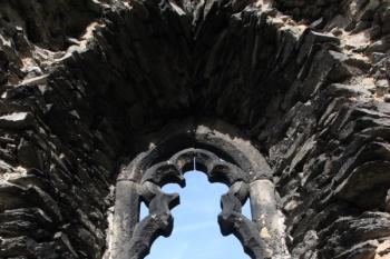 Severní manský palác: severní okno s kružbou ( © Ivan Grisa 09/2011)