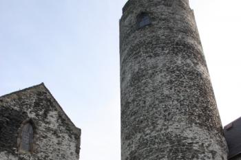 Nádvoří dolního hradu: pohled na purkrabství a velkou věž ( © Ivan Grisa 09/2011)