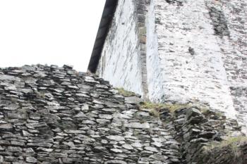 Severní manský palác: jihovýchodní nároží, v pozadí severozápadní nároží purkrabství ( © Ivan Grisa 09/2011)