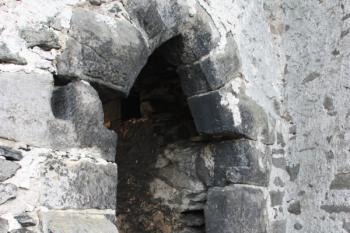 Portálek průchodu mezi nádvořími dolního a horního hradu ( © Ivan Grisa 09/2011)