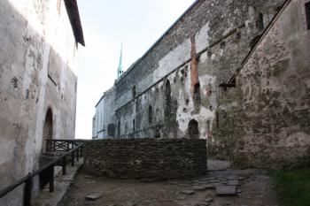 Nádvoří horního hradu, v popředí cisterna ( © Ivan Grisa 09/2011)