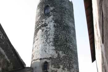 Velká věž: v popředí můstek do purkrabství, postavený ve 30. letech 20. století ( © Ivan Grisa 09/2011)