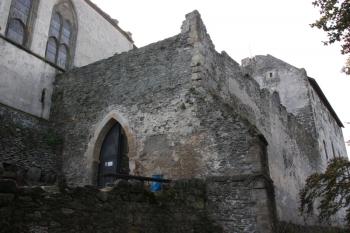 Kaple, IV. brána a purkrabství od severovýchodu ( © Ivan Grisa 09/2011)