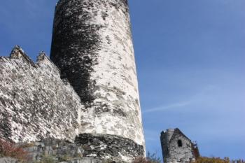 Čertova věž: pohled od III. brány, v pozadí jádro hradu ( © Ivan Grisa 09/2011)