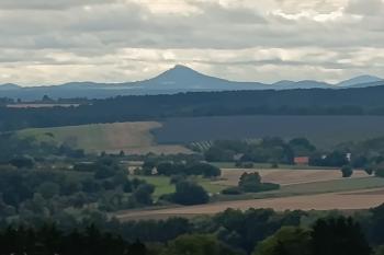panoráma hradu Bezděz z pohledu od Sobotky-předměstí Bořenova (© Jaroslav Špiroch  09/2025)