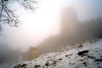 Vstupní cesta - silueta hradby a věže (© Petr Kocháň 4.12.2005)